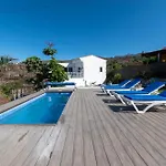 Beautiful 3 Bedroom By Tenerife Ltd فيلة