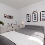 Beautiful 3 Bedroom By Tenerife Ltd فيلة