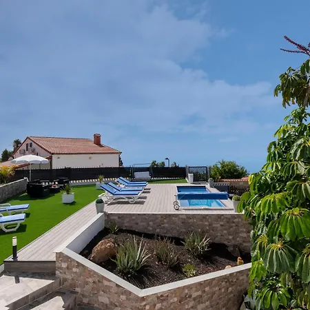 Beautiful 3 Bedroom By Tenerife Ltd فيلة *